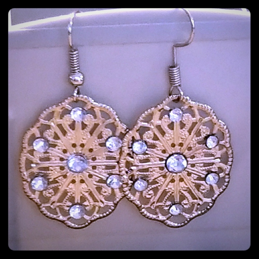 Filigree Dangling 
Gold earring